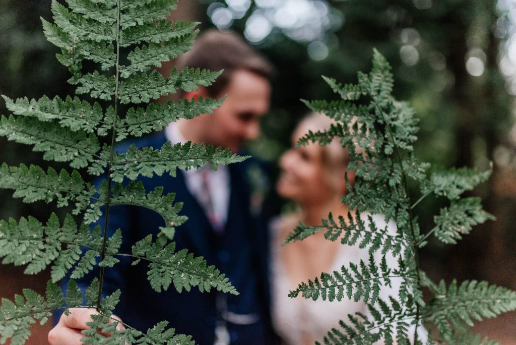 Para młoda pozująca do zdjęcia na ślubie