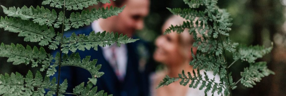 Para młoda pozująca do zdjęcia na ślubie